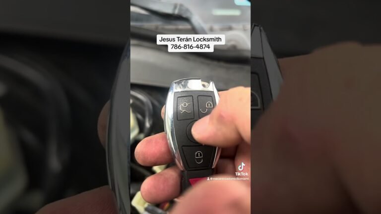 Cómo abrir la cajuela de un Mercedes-Benz sin batería